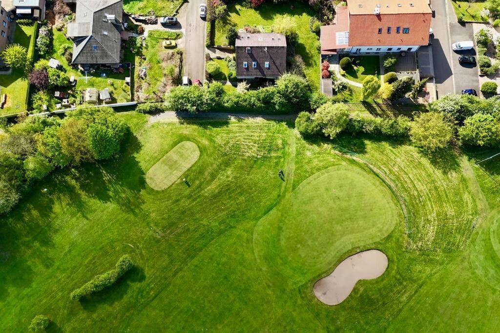 Am Golfplatz *